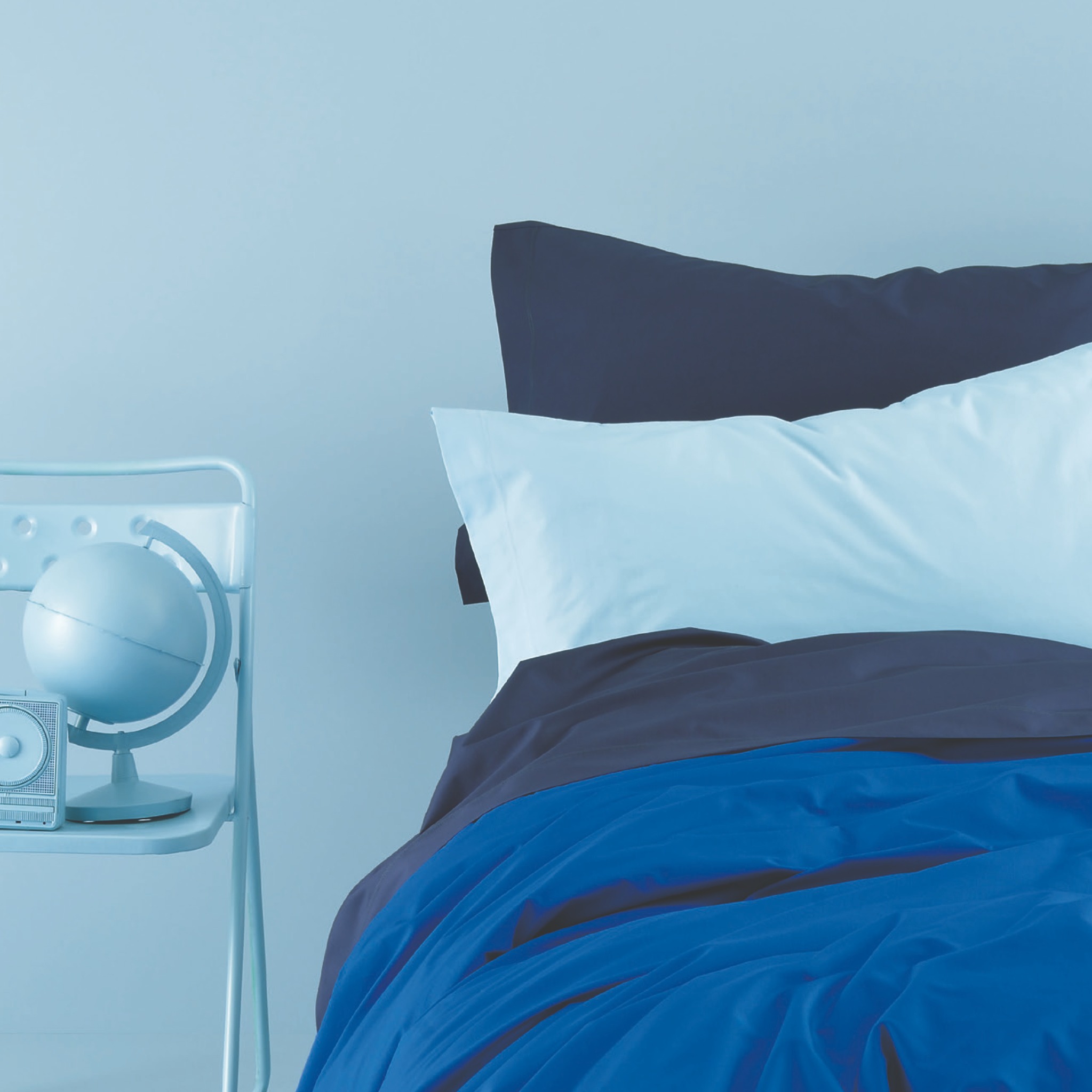 Dettaglio fotografico in blu dell’allestimento Bassetti Pantone Universe