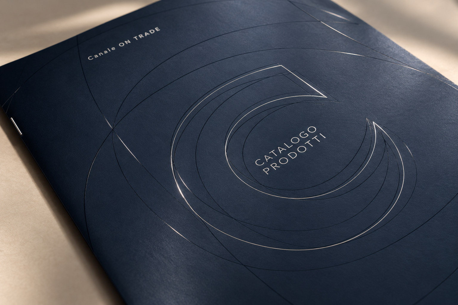 Copertina blu del catalogo prodotti Campari con dettagli lucidi e rilievo