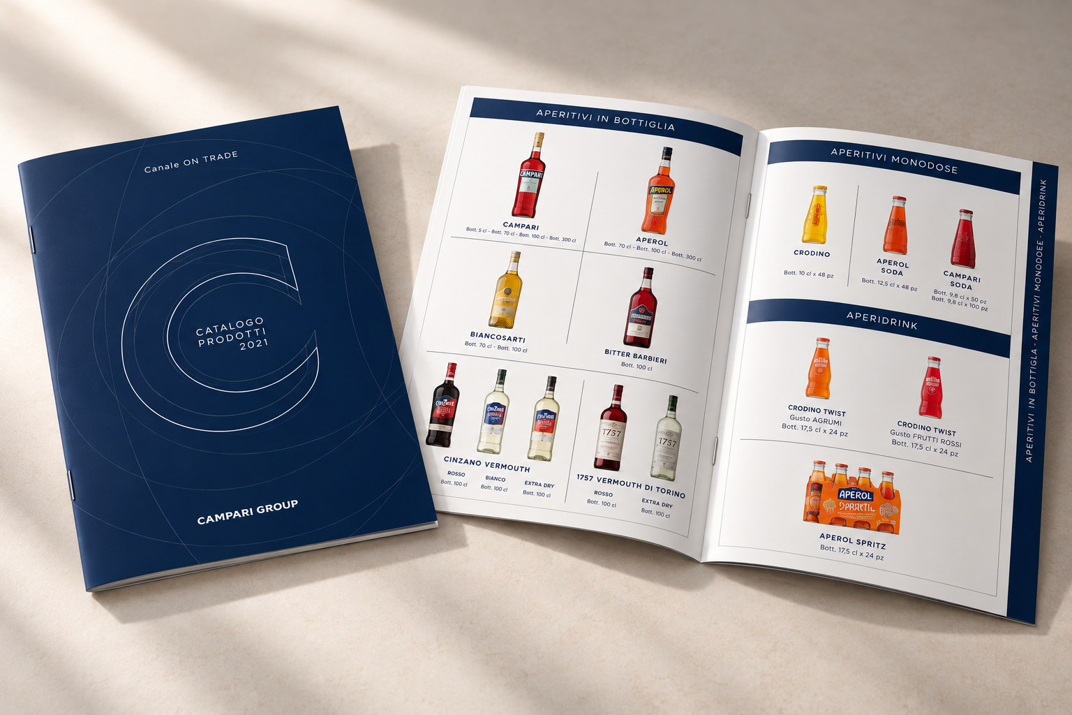 Catalogo Campari chiuso e aperto sulle pagine degli aperitivi