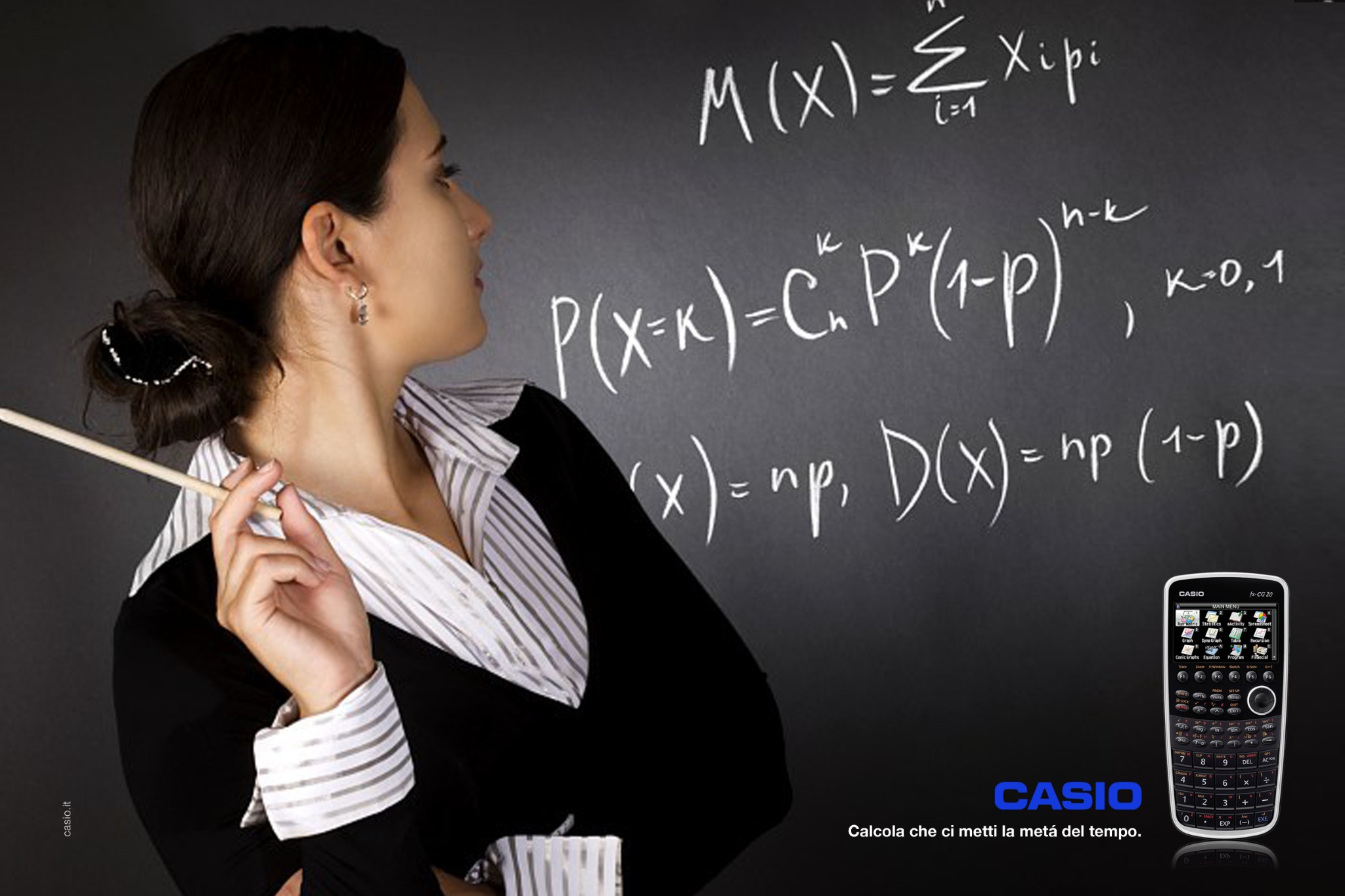 Annuncio Casio a doppia pagina con lavagna di formule e calcolatrice